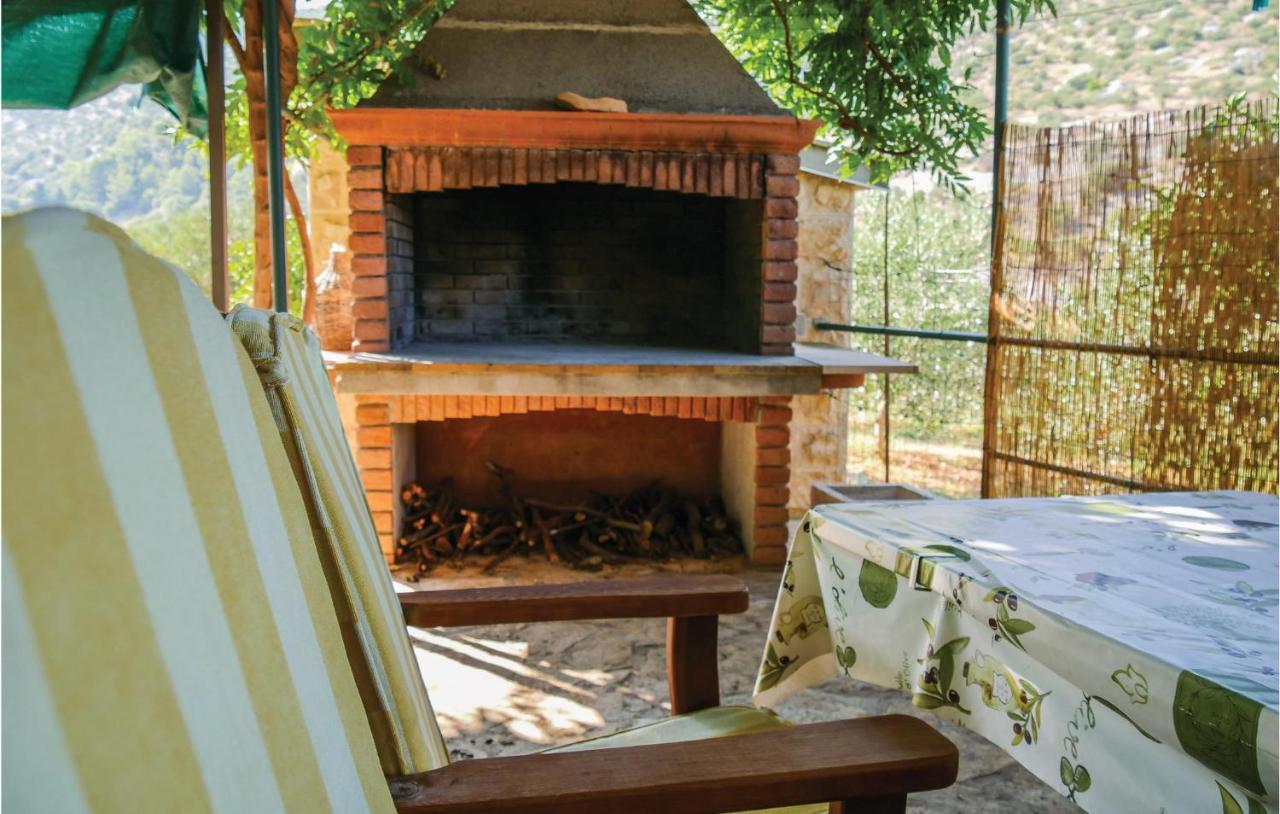 1 Bedroom Awesome Home In Postira Extérieur photo